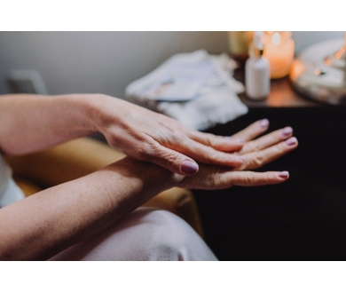 Pękająca skóra na dłoniach: przyczyny i sposoby radzenia sobie z tym problemem